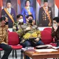 Menko Perekonomian Airlangga Hartarto (kedua kanan) berbincang dengan Kepala BNPB Letjen TNI Doni Monardo (kiri) dan Menteri BUMN Erick Thohir (kanan) sebelum memberikan keterangan pers di Kantor Presiden, Jakarta, Senin (20/7/2020). (ANTARA FOTO/Sigid Kurniawan/POOL)