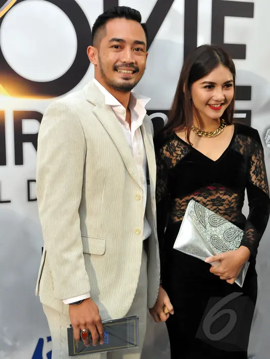 Aktor Yama Carlos menggandeng sang kekasih pada ajang Indonesia Movie Award (IMA) 2015 di Balai sarbini, Jakarta, Senin (18/5) malam. (Liputan6.com/Panji Diksana)