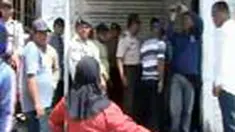 Petugas pengadilan bersama polisi bentrok dengan pemilik lahan yang disengketakan di Ambon, Maluku. Pemilik lahan tidak terima meski sudah kalah di meja hijau. 