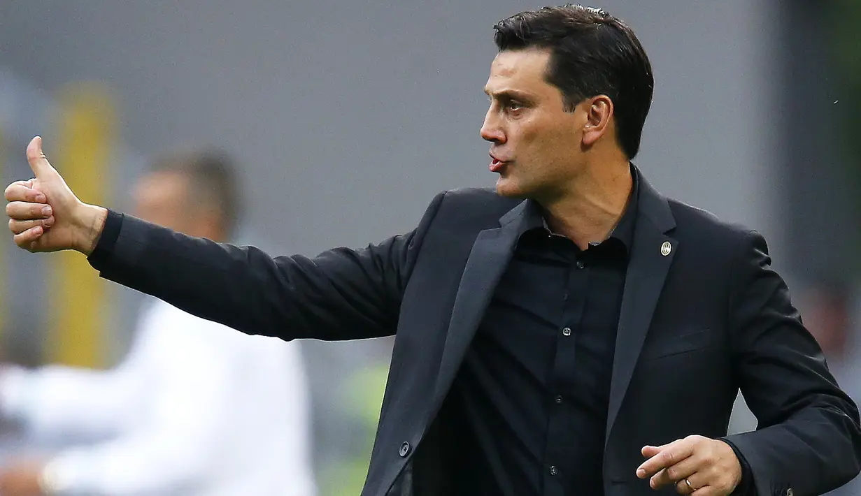 Pelatih AC Milan, Vicenzo Montella mengintruksikan para pemainnya saat berhadapan Sassuolo pada liga Italia di San Siro, Milan (3/9). AC Milan menang dramatis atas Sassuolo dengan skor 4-3. (AFP Photo/Marco Bertorello)