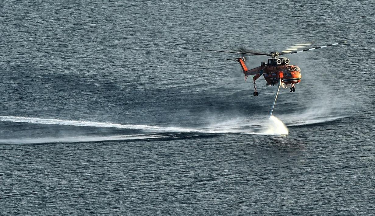 <p>Sementara itu Yunani memutuskan untuk menutup kawasan Acropolis kuno selama periode gelombang panas berlangsung demi melindungi para wisatawan. (Valerie GACHE/AFP)</p>