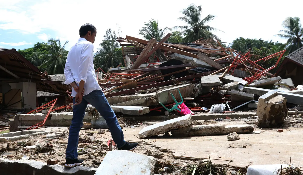 Presiden Joko Widodo atau Jokowi meninjau lokasi terdampak tsunami Selat Sunda di Carita, Banten, Senin (24/12). Sebanyak 57 orang dinyatakan masih hilang usai tsunami yang menerjang Banten dan Lampung. (Liputan6.com/Angga Yuniar)