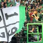 Aksi Bonek, suporter Persebaya, di Stadion Gelora Bung Tomo, Surabaya. (Bola.com/Aditya Wany)