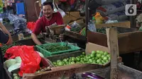 Pedagang beraktivitas di salah satu pasar tradisional di Jakarta, Rabu (26/10/2022). Realisasi inflasi tersebut lebih rendah dari perkiraan sebelumnya sejalan dengan dampak penyesuaian harga BBM terhadap kenaikan inflasi kelompok pangan bergejolak dan inflasi kelompok harga diatur Pemerintah yang tidak sebesar prakiraan awal. (Liputan6.com/Angga Yuniar)