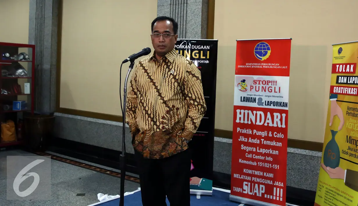 Menteri Perhubungan Budi Karya Sumadi memberikan keterangan pers di Kementerian Perhubungan, Jakarta, Kamis (22/12). Aktivitas om telolet om menurutnya suatu hal kreativitas masyarakat yang luar biasa. (Liputan6.com/JohanTallo)