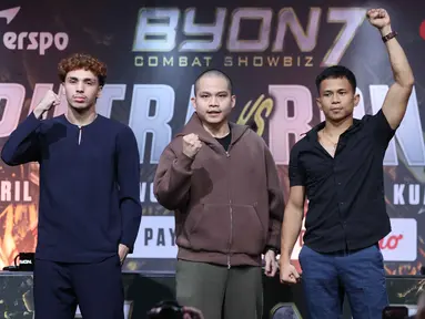 Presiden Byon, Yoshua Marcellos Muliardo (tengah) bersama petarung yang akan bertanding di laga utama Byon Combat Showbiz Vol.7, Putra Abdullah (kiri) dan Ronal Siahaan saat menghadiri Press Conference Pertama Byon Combat Showbiz Vol.7 di SCTV Tower, Jakarta, Kamis (12/3/2026). (Bola.com/M Iqbal Ichsan)