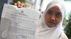 Yusri Isnaini memperlihatkan surat saat berada di Polda Metro Jaya, Jakarta, Selasa (5/1/2016). Yusri melaporkan Gubernur DKI Jakarta Basuki Thahja Purnama ke Polda Metro Jaya terkait kasus pencemaran nama baik kasus KJP. (Liputan6.com/Gempur M Surya)