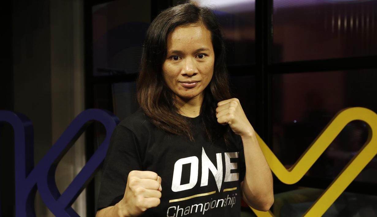 Petarung MMA, Priscilla Lumban Gaol, berpose saat kunjungan ke kantor redaksi KLY di Jakarta, Jumat (18/1). Dirinya akan bertarung pada laga One Championship pada Sabtu (19/1) di Istora Senayan. (Bola.com/Yoppy Renato)
