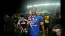 Pemain Belakang Arema Cronus, Victor Igbonefo berjalan sambil memegang piala usai mengalahkan Sriwijaya FC di final SCM Cup 2015 di Stadion Jakabaring,Selasa (27/1/2015). Arema Cronus unggul 1-0 atas Sriwijaya FC. (Liputan6.com/Johan Tallo)