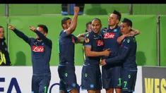 Napoli lolos meski bermain imbang 2-2 dengan VfL Wolfsburg. Klub asuhan Rafael Benitez melaju karena pada pertemuan pertama berhaisl menang telak 4-1 di kandang lawan