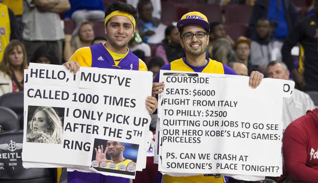 Dua orang Fans dari Italia memegang spanduk tanda dukungan untuk Bintang Los Angeles Lakers, Kobe Bryant  saat laga NBA di Wells Fargo Center, Philadelphia, Selasa (1/12/2015). 76ers menang atas Lakers 103-91. (AFP Photo/Mitchell Leff/Getty Images)