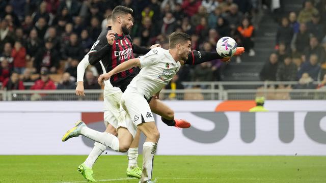 Foto: Momen Olivier Giroud Cetak Gol Akrobatik, Selebrasi Emosional hingga Diusir Wasit