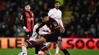 Gelandang Brentford, Yunus Emre Konak (kiri), berebut bola dengan penyerang asal Inggris Bournemouth bernomor 21, Daniel Jebbison, dalam pertandingan sepak bola Liga Inggris antara Bournemouth dan Brentford di Stadion Vitality, Bournemouth, Inggris selatan, pada 15 Maret 2025. (AFP/Ben Stansal)