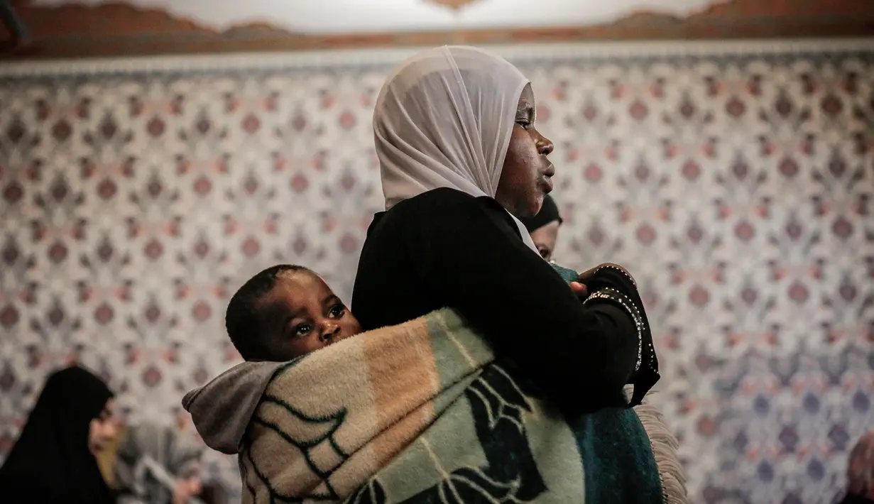 Seorang wanita menunaikan salat tarawih malam pertama Ramadan 1439 H di Masjid Nizamiye di Midrand, Johannesburg, Afrika Selatan (16/5). Masjid ini diresmikan oleh Presiden Afrika Selatan Jacob Zuma pada 4 Oktober 2012. (AFP Photo/Gulshan Khan)