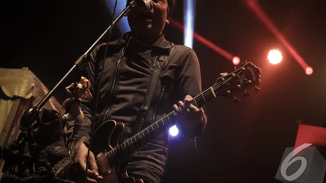 Koil Hancurkan Gitar Saat Aksi di Streetwear Tour 2014