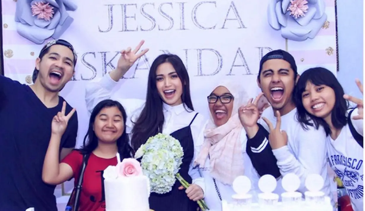 "Acara hari ini berjalan lancar bareng Jeslicious ada yang bikin kue, ada yang dekor, ada yang bikin tumpeng. Semua aku order last minute, tapi datangnya bagus banget, kerena mereka bikin setulus hati," kata Jedar, Minggu (29/1). (Instagram/inijedar)