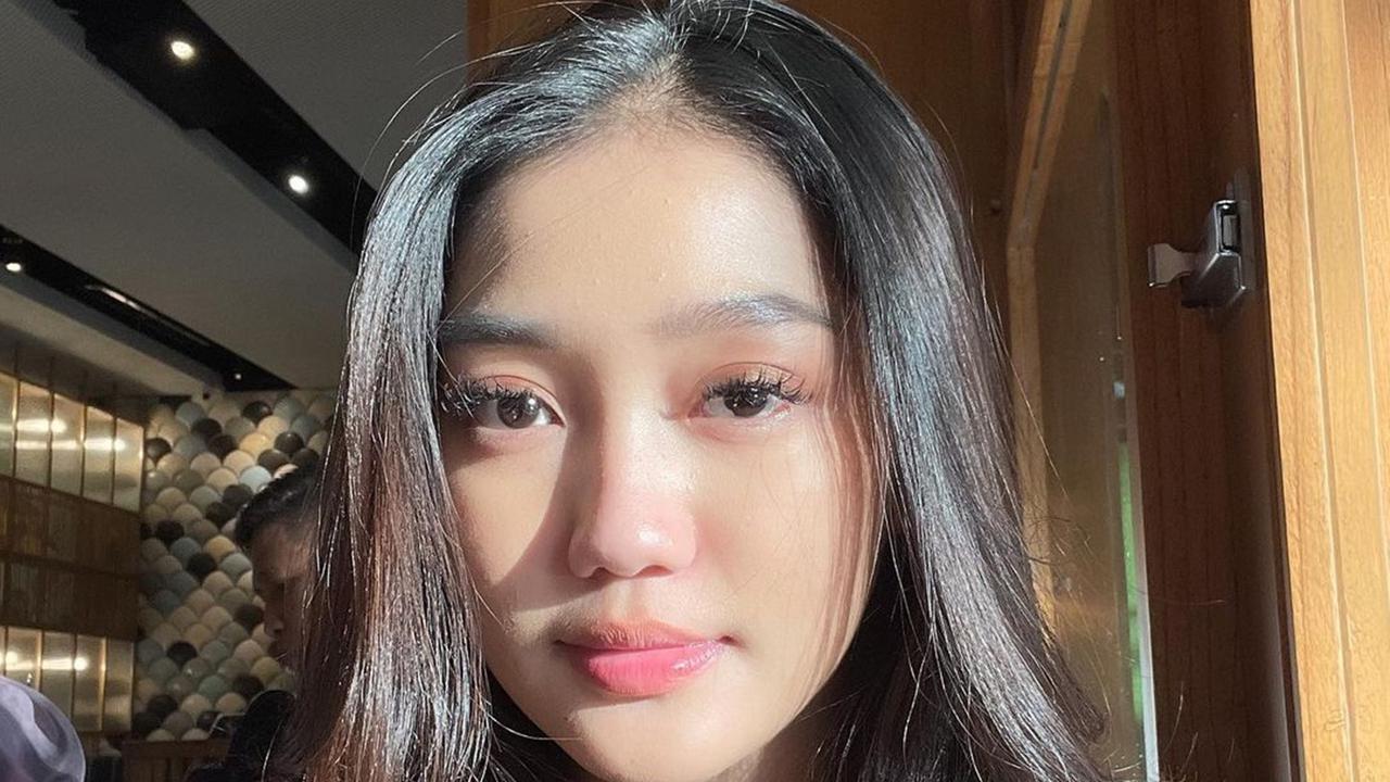 Gaya Chandrika Chika dengan Outfit Serba Hitam, Menawan