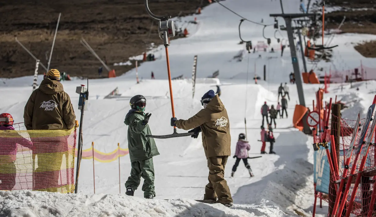 Suasana resor ski Afriski yang terletak di Pegunungan Maluti, Kerajaan Lesotho, Selasa (10/7). Lesotho merupakan sebuah enklave yang dikelilingi oleh Afrika Selatan. (Marco Longari/AFP)