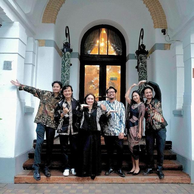 6 Potret Ira Wibowo Hadiri Acara Lamaran Chika Bagaskara Anak Sambungnya