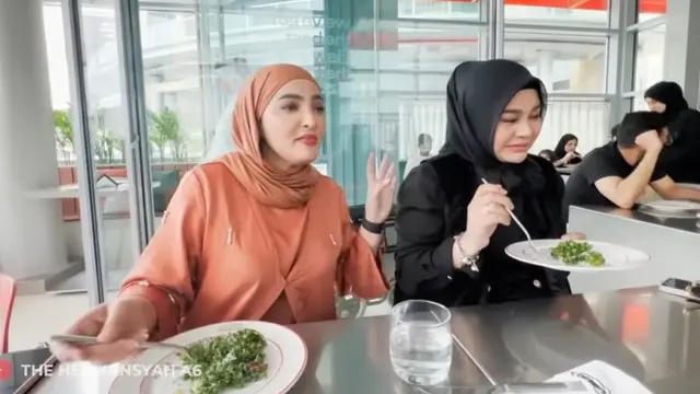 Ashanty Cicipi Tiramisu Favorit Shah Rukh Khan di Dubai, foto: Youtube 'The Hermansyah A6The Hermansyah A6 "