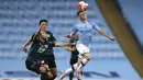 Pemain Manchester City, Phil Foden, menyundul bola saat melawan Burnley pada laga Premier League di Stadion Etihad, Senin (22/6/2020). Manchester City menang 5-0 atas Burnley. (AP/Shaun Botterill)