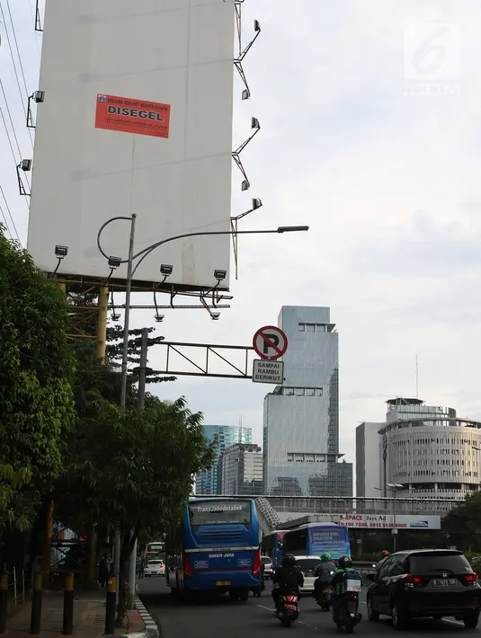 Sebuah papan reklame di Jalan Jenderal Gatot Soebroto disegel pihak Pemprov DKI Jakarta, Kamis (27/12). Pemprov DKI Jakarta kembali menyegel sejumlah papan reklame di sepanjang jalan Jenderal Gatot Subroto, Jakarta. (Lipiutan6.com/Helmi Fithriansyah)