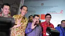Jokowi dan JK memberikan salam kepada seluruh hadirin. Riuh tepuk tangan menyambut kemenangan mereka, Jakarta, Selasa (22/07/2014) (Liputan6.com/Faizal Fanani)