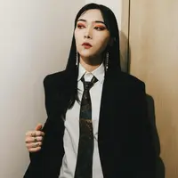 Intip gaya maskulin Isyana Sarasvati saat jadi pembicara (@isyanasarasvati)