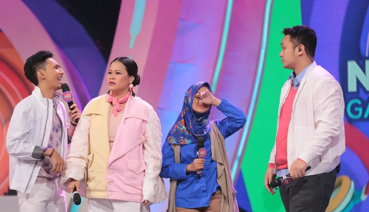 "Pertama mah nonton di internet, terus cari-cari komunitasnya dan gabung ke Komunitas Standup Comedy Indo Bogor. Belajar di situ," kata Neneng yang mengidolakan gaya standup Indra Jegel. (Adrian Putra/Bintang.com)