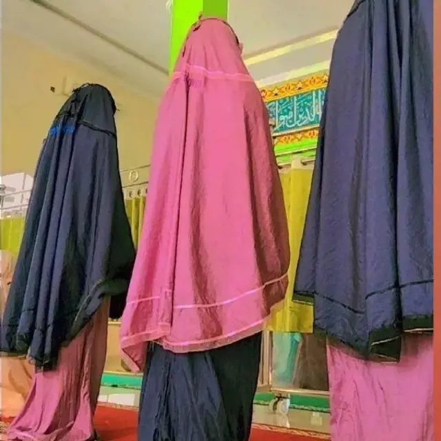 6 Potret Atasan dan Bawahan Mukena Tabrak Warna Ini Nyeleneh, Bikin Gagal Fokus