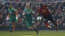Gelandang Manchester United, Paul Pogba, berebut bola dengan pemain Watford, Will Hughes, pada laga Premier League di Stadion Old Trafford, Sabtu (30/3). Manchester United menang 2-1 atas Watford. (AP/Martin Rickett)