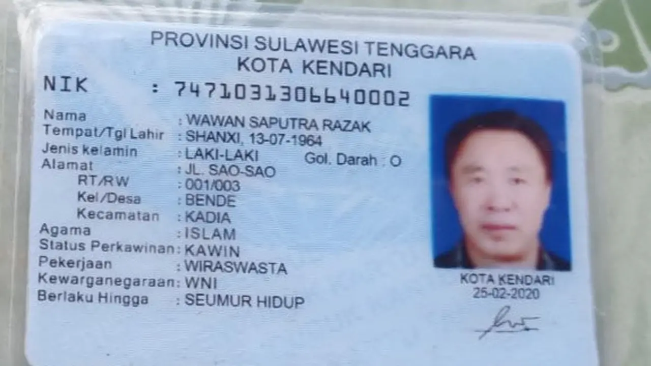 KTP palsu TKA China bernama Mister Wang, saat ditemukan warga di Konawe Utara.(Liputan6.com/Ahmad Akbar Fua)
