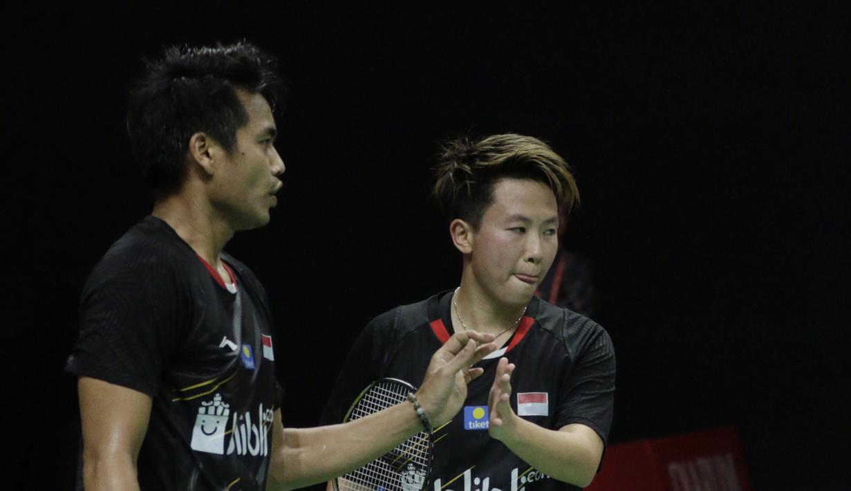 Pasangan Indonesia, Tontowi Ahmad/Lilyana Natsir, saat melawan wakil Cina, Zheng Siwei/Huang Yaqiong, pada laga Indonesia Masters 2019 di Istora, Jakarta, Minggu (27/1). Tontowi/Liliyana kalah 21-19, 19-21, 16-21. (Bola.com/M Iqbal Ichsan)