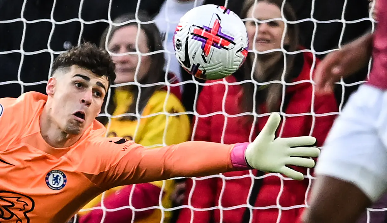 Kepa Arrizabalaga dikabarkan tengah diincar klub tajir Arab Saudi, Al Ittihad. The Blues pun tak akan menghalangi kepergian kiper asal Spanyol tersebut. Chelsea siap melego Kepa, asalkan angka ditawarkan sesuai banderolnya saat ini, yakni 20-30 juta euro. (JUSTIN TALLIS / AFP)