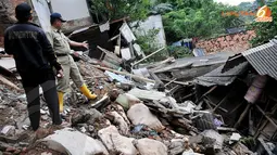 [FOTO] Empat Rumah di Condet Roboh Akibat Longsor