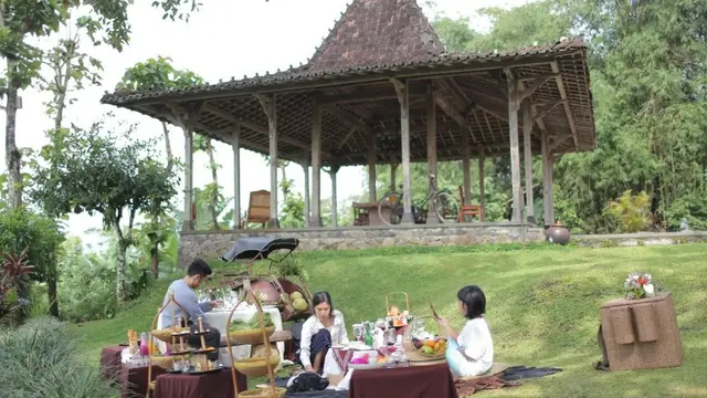 Dian Sastrowardoyo piknik bersama keluarga (Instagram/therealdisastr)