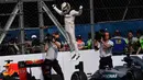 Pebalap Mercedes, Lewis Hamilton, memenangi balapan F1 GP Meksiko di Sirkuit Autodromo Hermanos Rodriguez, Senin (31/10/2016) dini hari WIB. (AFP/Pedro Pardo)