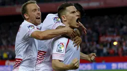 Pemain Sevilla, Kevin Gameiro, merayakan gol yang dicetaknya ke gawang Celta Vigo dalam leg pertama semifinal Copa del Rey di Stadion Ramon Sanchez Pizjuan, Sevilla, (4/2/2016). (Reuters/Marcelo del Pozo)