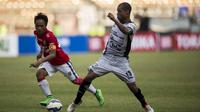 Striker Sriwijaya FC, Hilton Moreira, berusaha melewati gelandang Bali United, Gede Sukadana, pada perebutan tempat ketiga Torabika Bhayangkara Cup 2016 di SUGBK, Jakarta, Minggu (3/4/2016). Sriwijaya FC berhasil menag 2-0 atas Bali United. (Bola.com/Vita