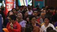 Antrean pengunjung saat mencari berbagai promo jalan-jalan dalam Garuda Indonesia Travel Fair (GATF) 2018 di Jakarta Covention Centre, Jumat (5/4). Dalam gelaran GATF Phase kali ini diskon yang ditawarkan hingga 80 persen. (Liputan6.com/Angga Yuniar)
