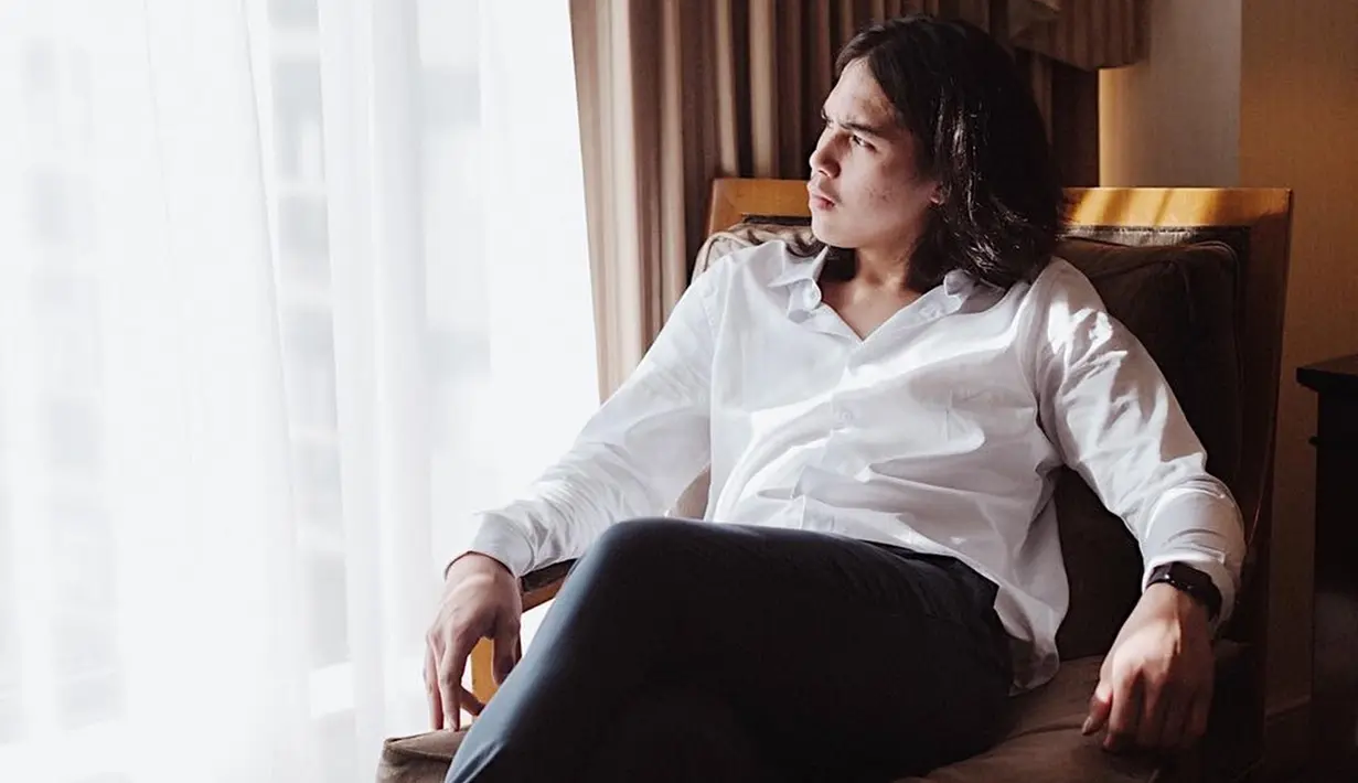 Ia juga sempat berpose dengan raut wajah serius saat menggunakan pakaian formal. Ia pun hanya mengenakan jam tangan sebagai aksesoris. Dengan raut wajah serius dan rambut yang digerai, penampilan El mampu mencuri perhatian netizen. (Liputan6.com/IG/@elelrumi)