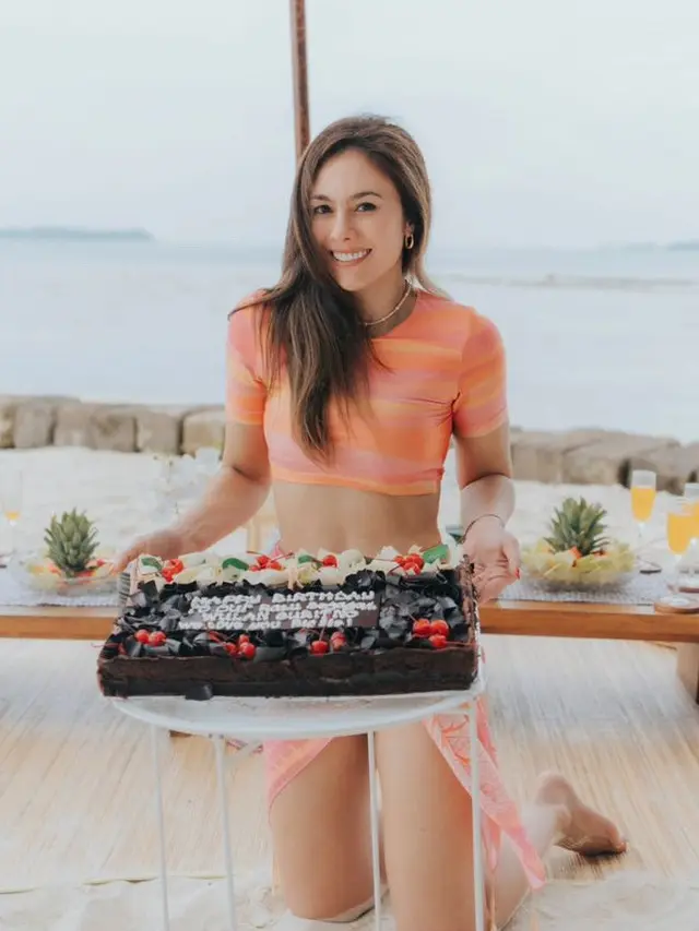 Gaya Awet Muda Wulan Guritno Rayakan Ulang Tahun ke-43. [@wulanguritno]