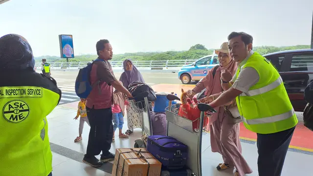 Direksi PT Angkasa Pura II turun lansung ke Bandara Soekarno Hatta (Soetta), Tangerang Banten memberi pelayanan kepada para pelanggan, Senin (4/9/2023). Hal ini sebagai salah satu cara memperingati Hari Pelanggan Nasional. (Mita/Liputan6.com)