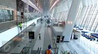 Pekerja mengerjakan proyek Terminal 3 Ultimate Bandara Soekarno-Hatta, Tangerang, (8/6). Pengoperasian terminal ini menunggu commissioning final yang akan dilaksanakan Garuda Indonesia dan perolehan izin operasi dari Kemenhub. (Liputan6.com/Angga Yuniar)