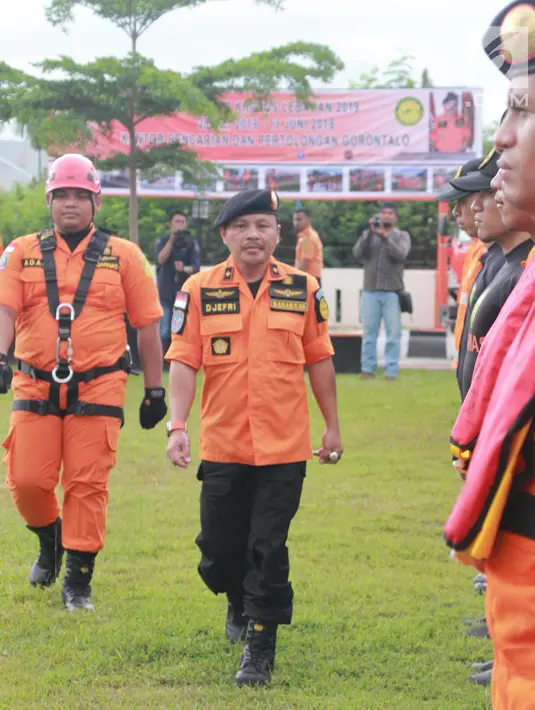 Kepala Kantor Pencarian dan Pertolongan (Basarnas) Gorontalo Djefri DT Mewo bersiap memimpin apel gelar pasukan dan peralatan SAR di halaman Kantor SAR Gorontalo, Senin (27/5/2019). Apel ini memastikan kesiapsiagaan personel dan peralatan SAR untuk pengamanan lebaran. (Liputan6.com/Arfandi Ibrahim)