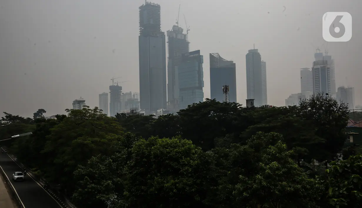 Deretan gedung bertingkat tersamar kabut polusi udara di Jakarta, Selasa (20/4/2021). Berdasarkan data "World Air Quality Index" pada Selasa (20/4) pukul 10.00 WIB tingkat polusi udara di Jakarta menunjukkan kualitas udara di Ibu Kota termasuk kategori tidak sehat.  (Liputan6.com/Johan Tallo)