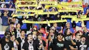 Suporter Thailand memberi dukungan saat melawan Indonesia pada laga kualifikasi Piala Dunia 2022 di SUGBK, Jakarta, Selasa (10/9). Indonesia takluk 0-3 dari Thailand. (Bola.com/M Iqbal Ichsan)