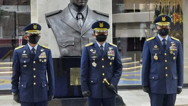 Upacara serah terima jabatan (sertijab) Kepala Staf Angkatan Udara (KSAU) dari Marsekal Yuyu Sutisna kepada Marsekal Fadjar Prasetyo. (dok TNI)