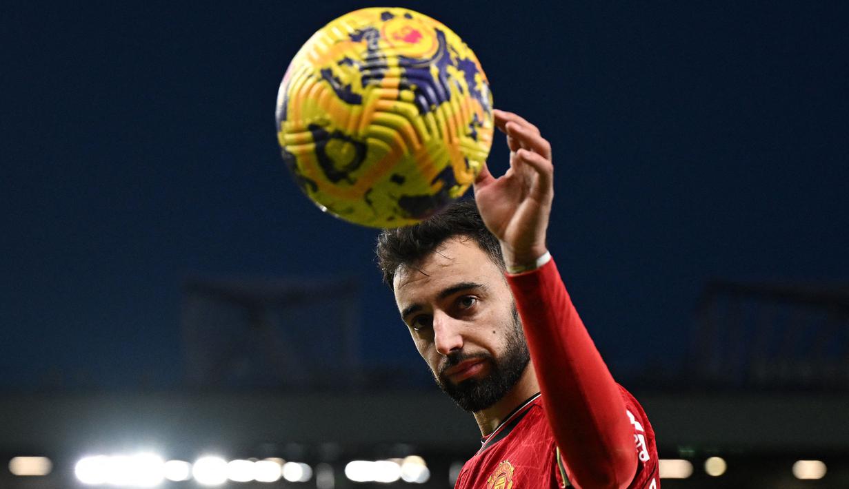 Bruno Fernandes yang kini tengah menjalani musim kelima bermain di Premier League bersama Manchester United hingga kini telah mengoleksi total 35 assist di Premier League Liga Inggris dari 140 laga hanya bersama Setan Merah. Manchester United mendatangkannya pada tengah musim 2019/2020 dari Sporting Lisbon dengan nilai transfer 65 juta euro. (AFP/Oli Scarff)