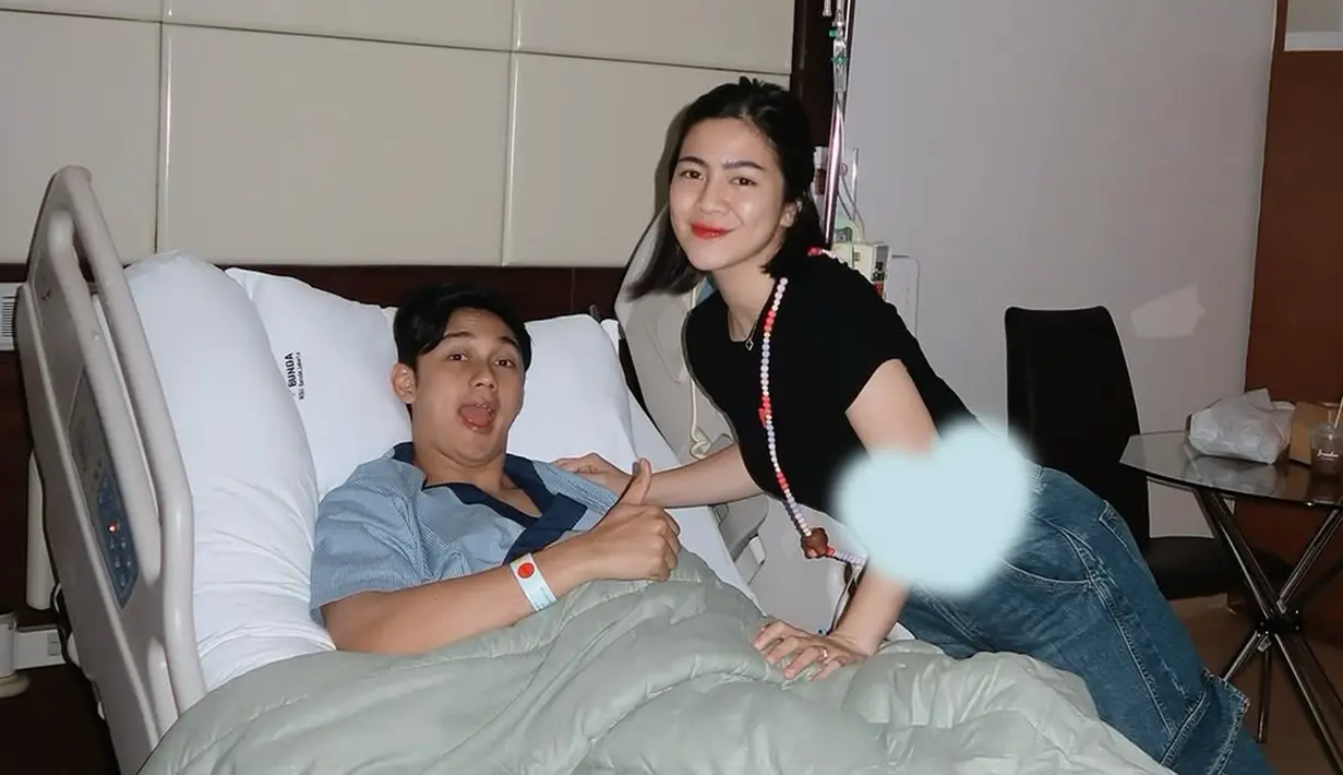 Suami dirawat di rumah sakit, Felicya Angelista setia mendampingi. Tak ungkap sakit apa yang dideritanya, namun netizen dan beberapa rekan artis ramai mendoakan untuk kesembuhan Caesar Hito. Meski sedang sakit, pemeran Mike di sinetron My Heart ini tetap pamer wajah kocak dan tuliskan caption lucu pada unggahannya yang sukses bikin netizen jadi ngakak. (Liputan6.com/IG/@hitocaesar)